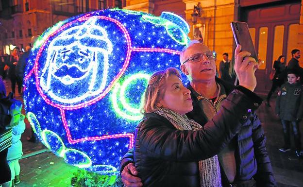 Una pareja se fotografía en el Arriaga.