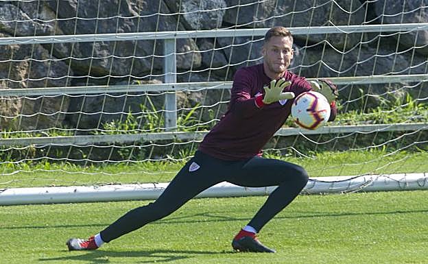 Álex Remiro, durante un entrenamiento. 
