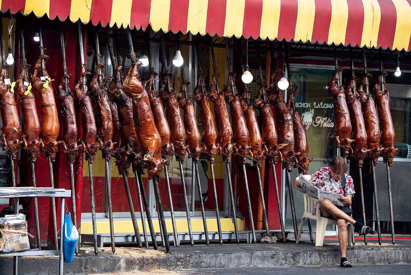 El territorio filipino está compuesto por más de 7.000 islas en las que se distribuyen los 100 millones de habitantes del país. Su complicada interconexión insular ha facilitado la aparición en el tiempo de una enorme variedad de lenguas y comidas locales. Una de ellas es el lechón relleno con papaya y hojas de tamarindo, que se pone a la brasa y se sirve con arroz acompañado con salsa de hígado. Los lechoneros (los vemos en las fotos) se dedican a girar el asado durante horas y lo bañan de tanto en tanto con agua de coco.