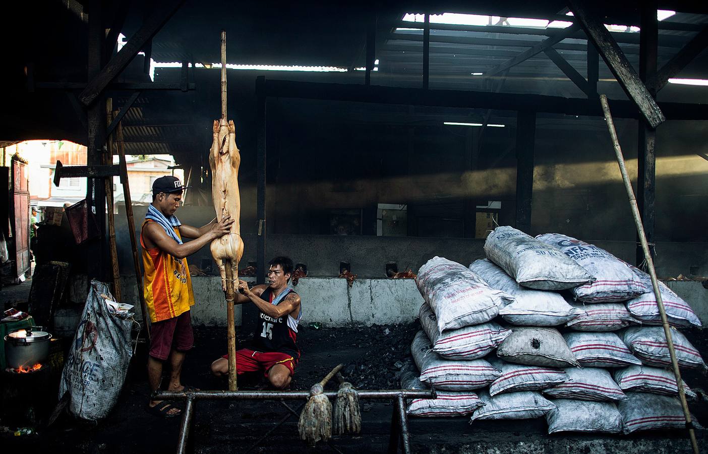 El territorio filipino está compuesto por más de 7.000 islas en las que se distribuyen los 100 millones de habitantes del país. Su complicada interconexión insular ha facilitado la aparición en el tiempo de una enorme variedad de lenguas y comidas locales. Una de ellas es el lechón relleno con papaya y hojas de tamarindo, que se pone a la brasa y se sirve con arroz acompañado con salsa de hígado. Los lechoneros (los vemos en las fotos) se dedican a girar el asado durante horas y lo bañan de tanto en tanto con agua de coco.