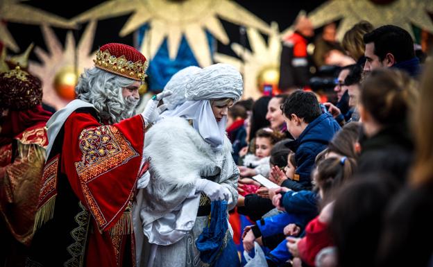 Melchor, Baltasar y Gaspar se darán su primer baño de masas en la carpa de la Herriko Plaza, para las 12.30 horas. 