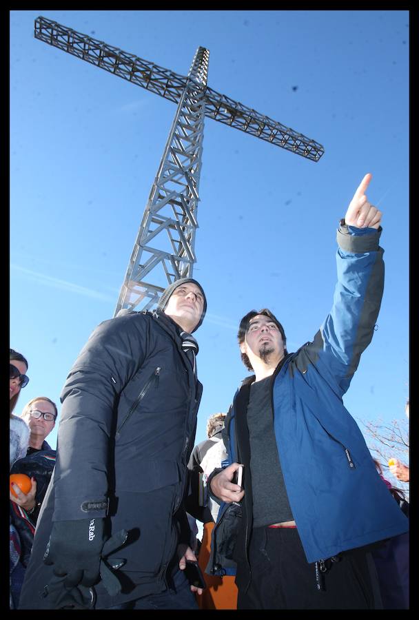 Mientras miles de alaveses tomaron calles, bares y discotecas para recibir 2019, muchos otros lo saludaron hollando montes.