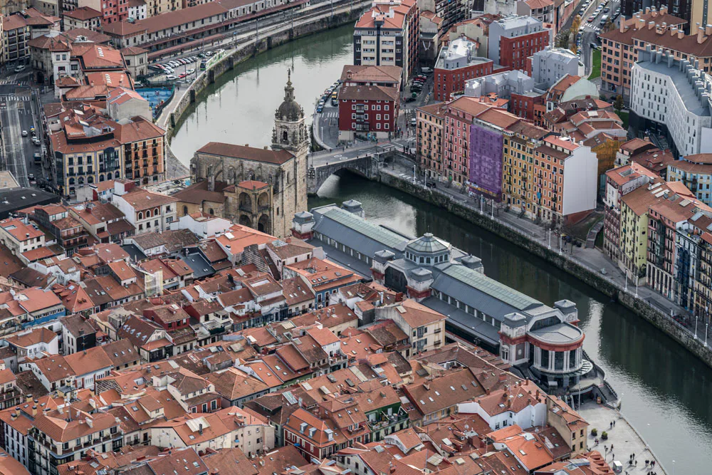 El mercado de la Ribera y el puente de San Antón.