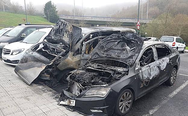 Imagen de la furgoneta y el coche que han ardido la pasada madrugada.