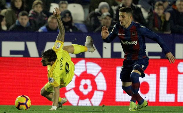 Portu, autor del 0-1, pugna por un balón con Bardhi. 