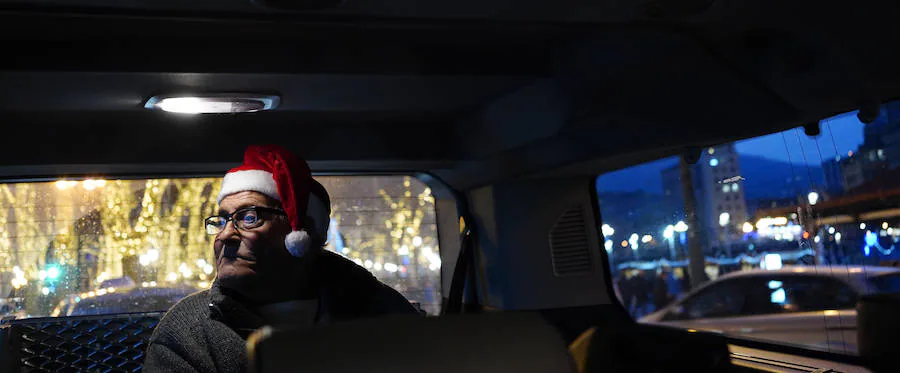 50 mayores de la residencia de Leioa disfrutan en BIlbao de las luces navideñas gracias al paseo que les regalaron los taxistas