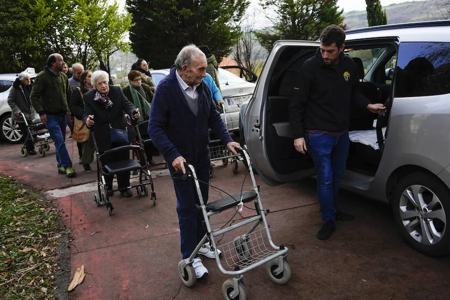 50 mayores de la residencia de Leioa disfrutan en BIlbao de las luces navideñas gracias al paseo que les regalaron los taxistas