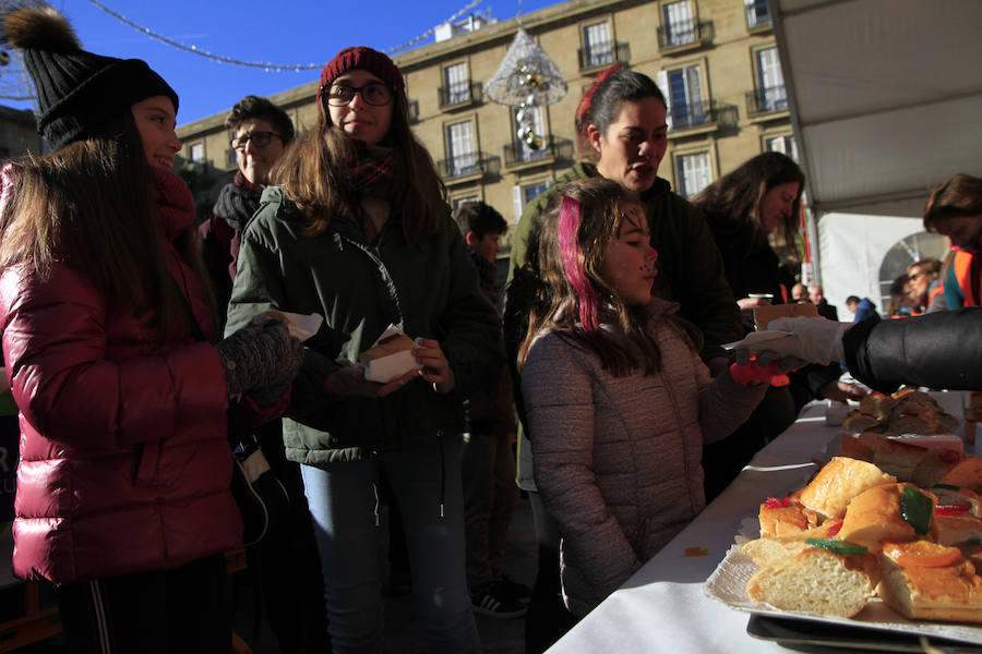 La Plaza Nueva se ha llenado esta mañana de ciudadanos que han degustado el tradicional roscón solidario de Cáritas Bizkaia. Entre los repartidores no han faltado el obispo, Mario Iceta; el alcalde, Juan Mari Aburto; y el teniente de alcalde, Alfonso Gil, que han estado acompañados por buena parte de la corporación municipal; la diputada de Acción Social, Isabel Sánchez Robles; y la diputada de Empleo, inclusión social e igualdad, Teresa Laespada.