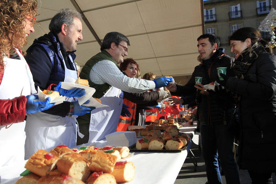 La Plaza Nueva se ha llenado esta mañana de ciudadanos que han degustado el tradicional roscón solidario de Cáritas Bizkaia. Entre los repartidores no han faltado el obispo, Mario Iceta; el alcalde, Juan Mari Aburto; y el teniente de alcalde, Alfonso Gil, que han estado acompañados por buena parte de la corporación municipal; la diputada de Acción Social, Isabel Sánchez Robles; y la diputada de Empleo, inclusión social e igualdad, Teresa Laespada.