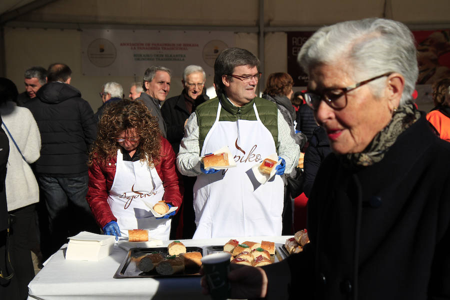 La Plaza Nueva se ha llenado esta mañana de ciudadanos que han degustado el tradicional roscón solidario de Cáritas Bizkaia. Entre los repartidores no han faltado el obispo, Mario Iceta; el alcalde, Juan Mari Aburto; y el teniente de alcalde, Alfonso Gil, que han estado acompañados por buena parte de la corporación municipal; la diputada de Acción Social, Isabel Sánchez Robles; y la diputada de Empleo, inclusión social e igualdad, Teresa Laespada.