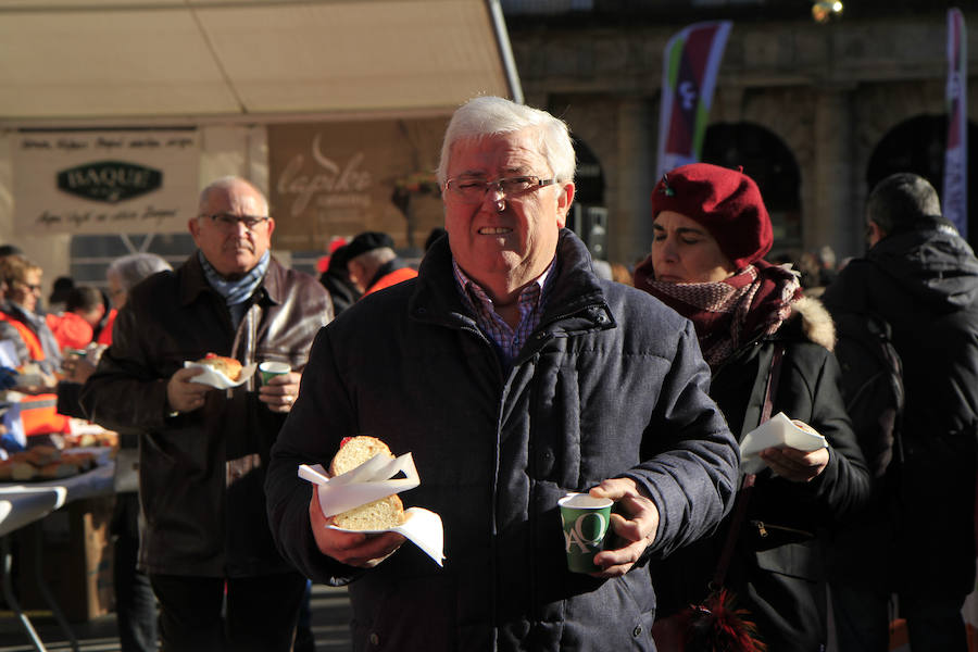 La Plaza Nueva se ha llenado esta mañana de ciudadanos que han degustado el tradicional roscón solidario de Cáritas Bizkaia. Entre los repartidores no han faltado el obispo, Mario Iceta; el alcalde, Juan Mari Aburto; y el teniente de alcalde, Alfonso Gil, que han estado acompañados por buena parte de la corporación municipal; la diputada de Acción Social, Isabel Sánchez Robles; y la diputada de Empleo, inclusión social e igualdad, Teresa Laespada.