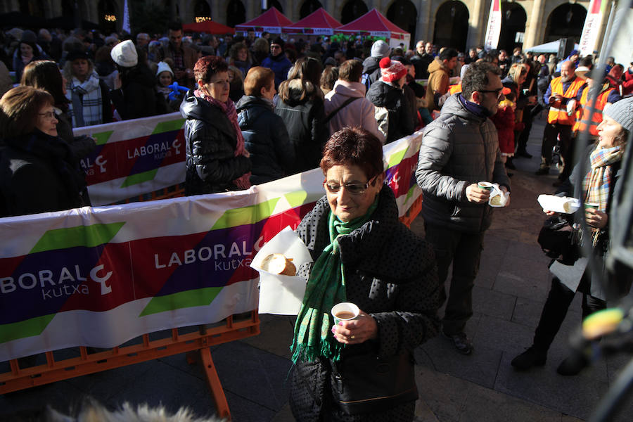 La Plaza Nueva se ha llenado esta mañana de ciudadanos que han degustado el tradicional roscón solidario de Cáritas Bizkaia. Entre los repartidores no han faltado el obispo, Mario Iceta; el alcalde, Juan Mari Aburto; y el teniente de alcalde, Alfonso Gil, que han estado acompañados por buena parte de la corporación municipal; la diputada de Acción Social, Isabel Sánchez Robles; y la diputada de Empleo, inclusión social e igualdad, Teresa Laespada.