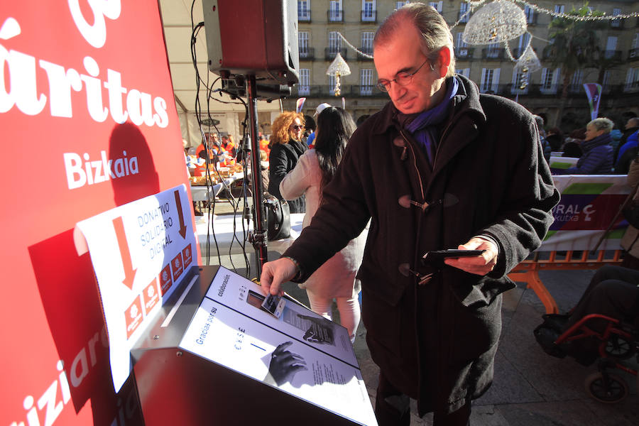 La Plaza Nueva se ha llenado esta mañana de ciudadanos que han degustado el tradicional roscón solidario de Cáritas Bizkaia. Entre los repartidores no han faltado el obispo, Mario Iceta; el alcalde, Juan Mari Aburto; y el teniente de alcalde, Alfonso Gil, que han estado acompañados por buena parte de la corporación municipal; la diputada de Acción Social, Isabel Sánchez Robles; y la diputada de Empleo, inclusión social e igualdad, Teresa Laespada.