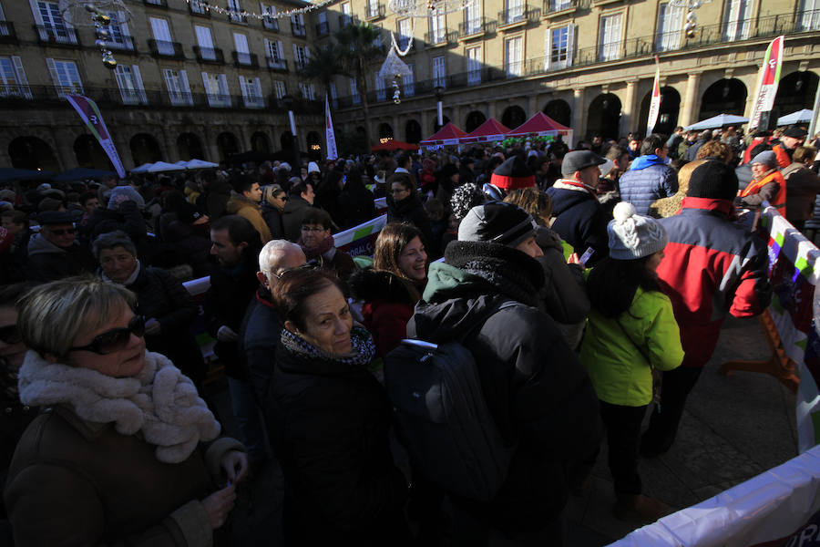 La Plaza Nueva se ha llenado esta mañana de ciudadanos que han degustado el tradicional roscón solidario de Cáritas Bizkaia. Entre los repartidores no han faltado el obispo, Mario Iceta; el alcalde, Juan Mari Aburto; y el teniente de alcalde, Alfonso Gil, que han estado acompañados por buena parte de la corporación municipal; la diputada de Acción Social, Isabel Sánchez Robles; y la diputada de Empleo, inclusión social e igualdad, Teresa Laespada.