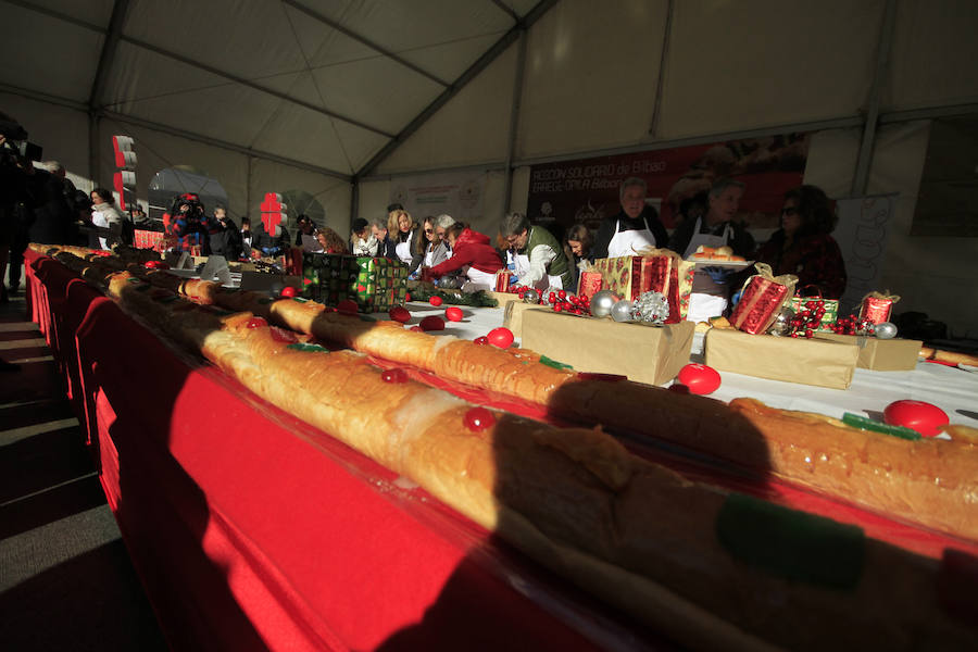 La Plaza Nueva se ha llenado esta mañana de ciudadanos que han degustado el tradicional roscón solidario de Cáritas Bizkaia. Entre los repartidores no han faltado el obispo, Mario Iceta; el alcalde, Juan Mari Aburto; y el teniente de alcalde, Alfonso Gil, que han estado acompañados por buena parte de la corporación municipal; la diputada de Acción Social, Isabel Sánchez Robles; y la diputada de Empleo, inclusión social e igualdad, Teresa Laespada.