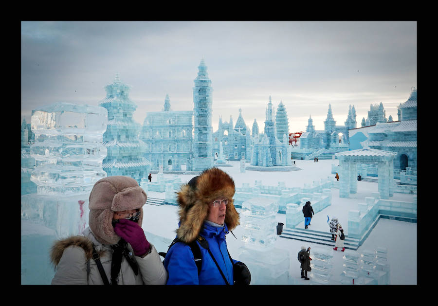 La ciudad norteña de Harbin, provincia de Heilongjiang, en China, celebra el famoso Festival Internacional de Esculturas de Hielo y Nieve. El festival se celebra desde 1963. Aunque fue interrumpido varios años durante la Revolución Cultural. Desde que se reanudó en 1985, está considerado uno de los cuatro festivales de nieve y hielo más importantes del mundo, entre los de Japón, Canadá  y Noruega. 