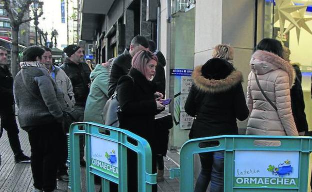 Decenas de ciudadanos hacen cola a la puerta de Ormaechea.