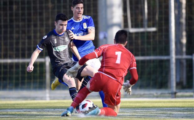 Galarza protege el balón para que atrape Errasti. 