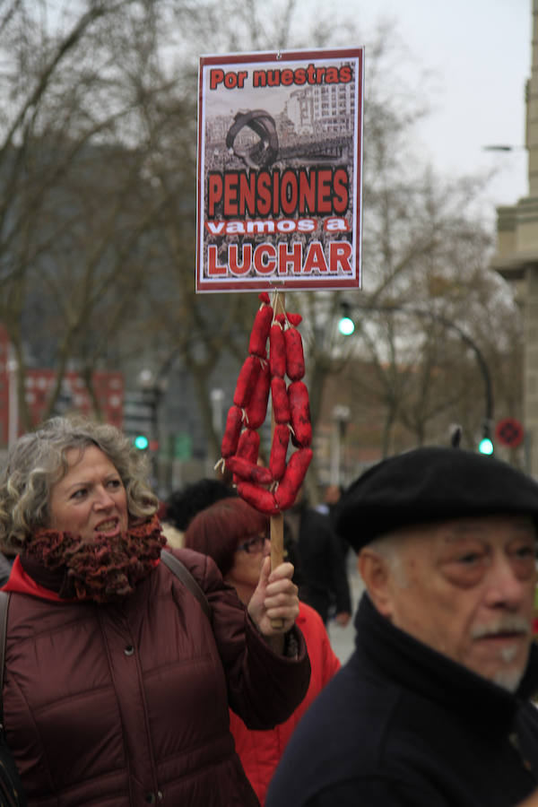 En la protesta de hoy en los aledaños del Ayuntamiento en la que han participado 1.700 asistentes - según la Policía-. El sábado 19 conmemorarán el primer aniversario del movimiento con una marcha en la capital vizcaína