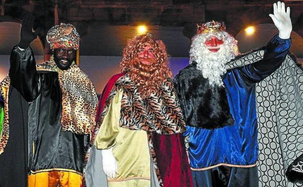 Baltasar junto a los otros dos reyes magos que desfilaron por las calles de Andoain. 