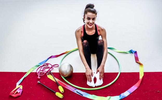 Salma Solaun, entre mazas, citan, cuerda, aro y pelota en el polideportivo de Abetxuko. 