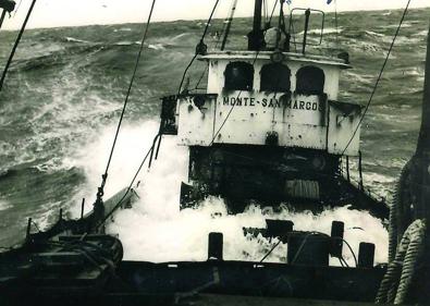 Imagen secundaria 1 - Arriba, trabajando en la cubierta en el verano de 1953. Abajo a la izquierda, el 'Monte San Marcos' navegando con mala mar en noviembre de 1958. Los temporales causaban frecuentes daños en las cubiertas y los puentes, especialmente en el mes de marzo. Abajo a la derecha, Andrés, pescador gallego del 'Monte San Telmo', sostiene un enorme bacalao en mayo de 1960.