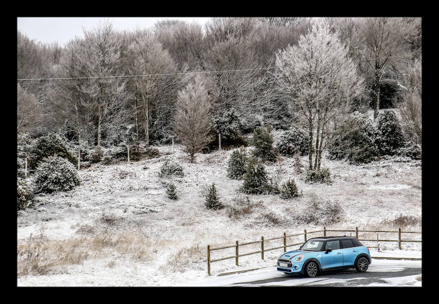 Fotos: La primera nevada del año se asoma a las cumbres de Álava