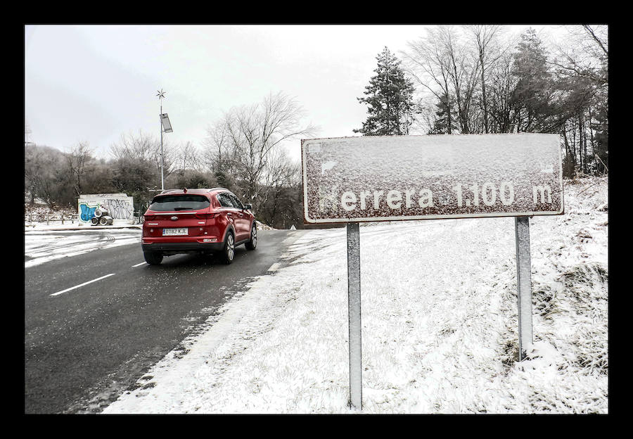 Fotos: La primera nevada del año se asoma a las cumbres de Álava