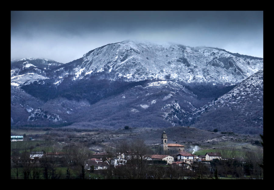 Fotos: La primera nevada del año se asoma a las cumbres de Álava