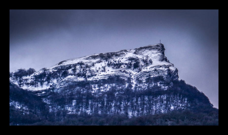 Fotos: La primera nevada del año se asoma a las cumbres de Álava