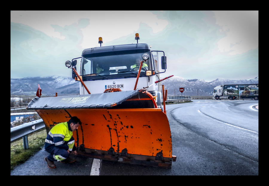 Fotos: La primera nevada del año se asoma a las cumbres de Álava