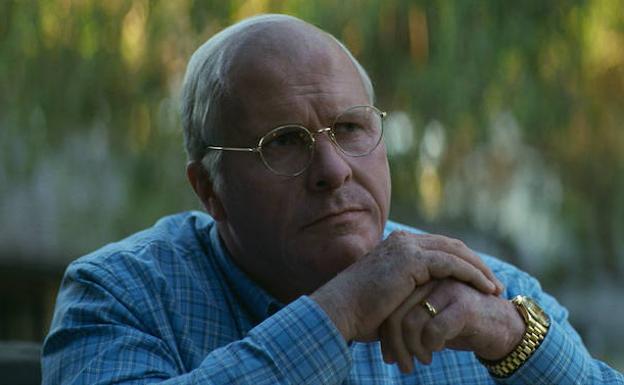 Imagen principal - Christian Bale como Dick Cheney, Sam Rockwell en la piel de George W. Bush y Steve Carell caracterizado de Donald Rumsfeld.