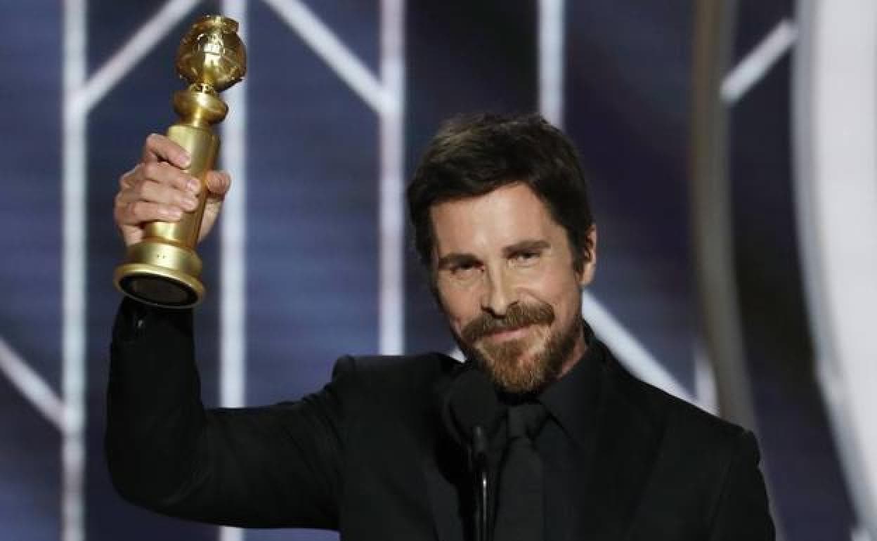 Christian Bale recoge el Globo de Oro por su papel en 'El vicio del poder'.