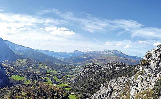 Los picachos rocosos delimitan el valle de Lanestosa, donde abundan los bosques.