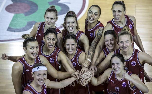 La plantilla del Lointek Gernika junta sus manos en el último entrenamiento antes de partir hacia Estambul.