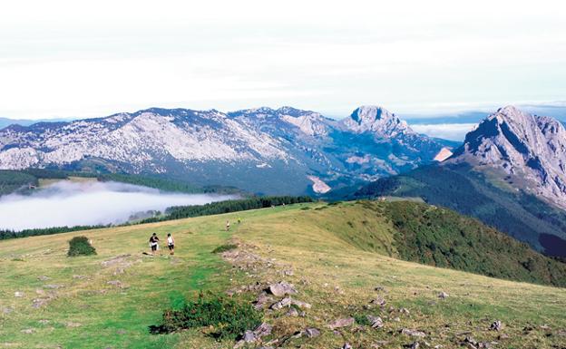 Los montañeros trepan por las laderas del Urkiolamendi.