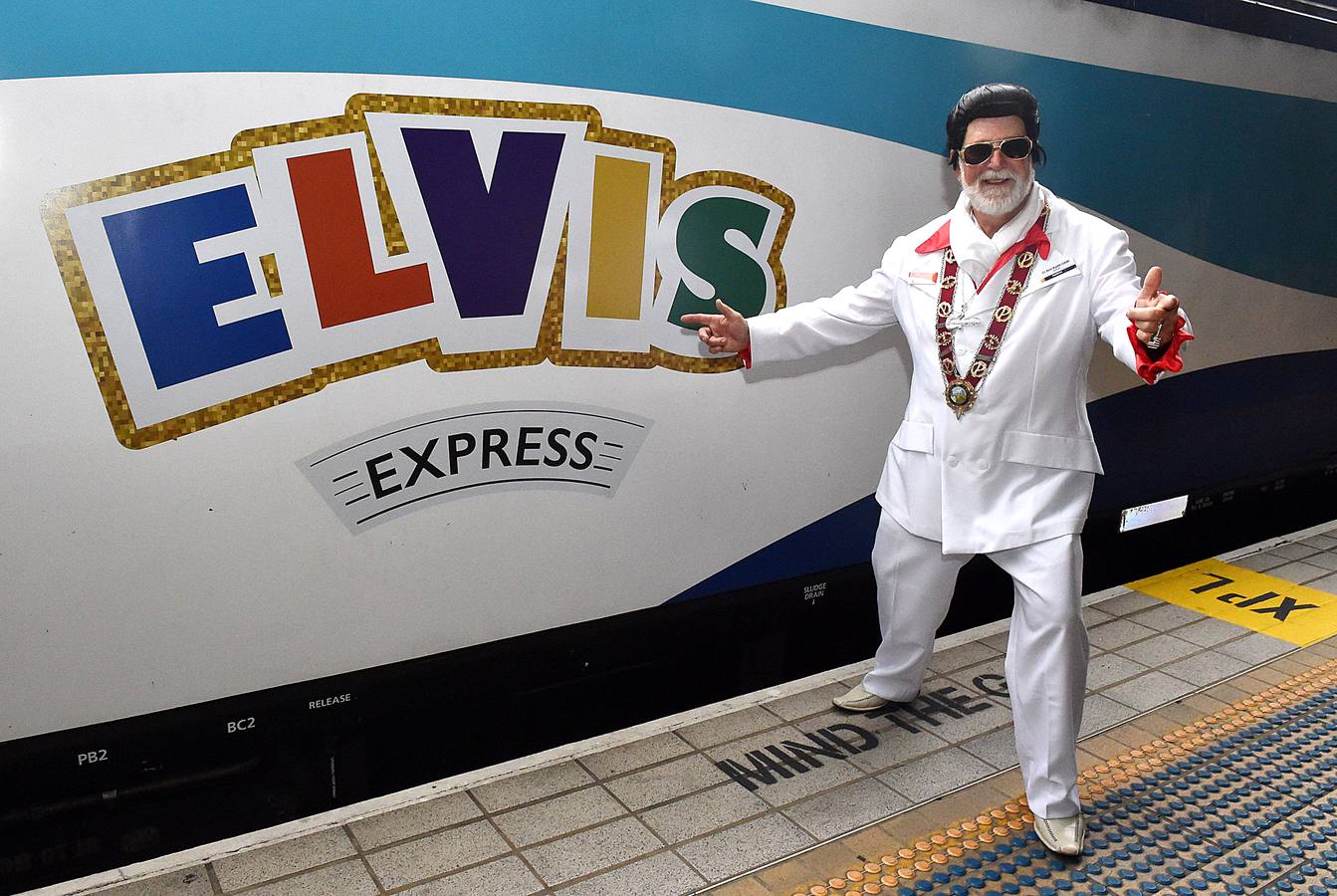 Como sucede cada año, el Elvis Express partió de la estación de Sydney hacia la localidad rural de Parkes, a más de 300 kilómetros, para celebrar la figura y la música de Elvis Presley, el legendario rey del Rock and Roll. A bordo, con sus patillas de hacha, vestidos con llamativas prendas que recuerdan al mito, decenas de imitadores viajan dispuestos a pasarlo en grande. Se espera que este año sean más de 25.000 los que lleguen a Parkes, que triplica su población durante los cinco días de festival.