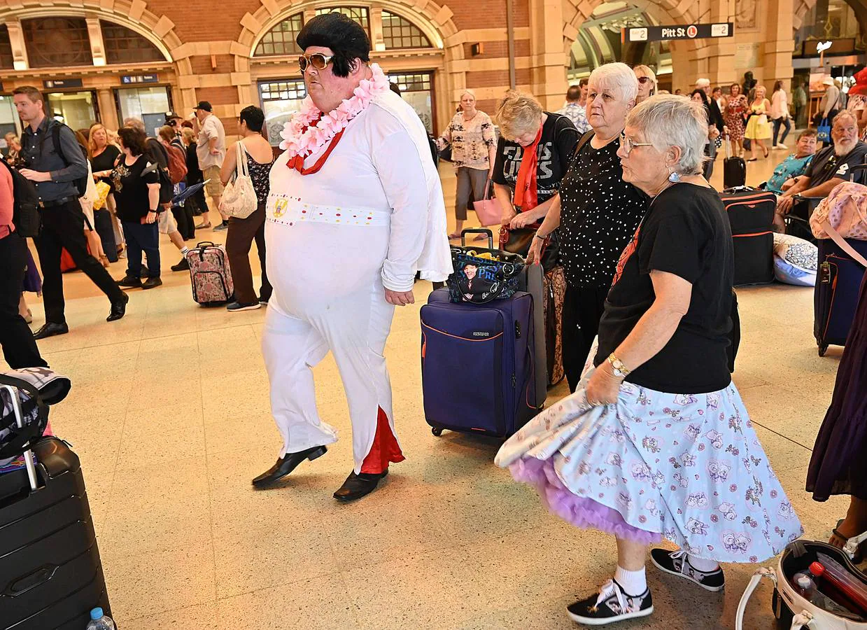 Como sucede cada año, el Elvis Express partió de la estación de Sydney hacia la localidad rural de Parkes, a más de 300 kilómetros, para celebrar la figura y la música de Elvis Presley, el legendario rey del Rock and Roll. A bordo, con sus patillas de hacha, vestidos con llamativas prendas que recuerdan al mito, decenas de imitadores viajan dispuestos a pasarlo en grande. Se espera que este año sean más de 25.000 los que lleguen a Parkes, que triplica su población durante los cinco días de festival.