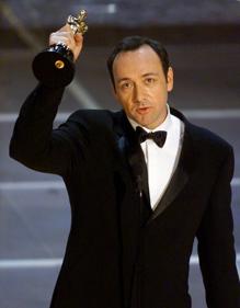 Imagen secundaria 2 - Kevin Spacey, fiel votante del Partido Demócrata, con el expresidente Bill Clinton en 2014. Una imagen de 'House of Cards' caracterizado como Frank Underwood y con su segundo Oscar, que ganó en 2000 por 'American Beauty'.