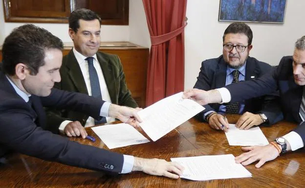 Los líderes andaluces del PP y de Vox, se estrechan las manos en presencia de los secretarios generales de ambas formaciones, 