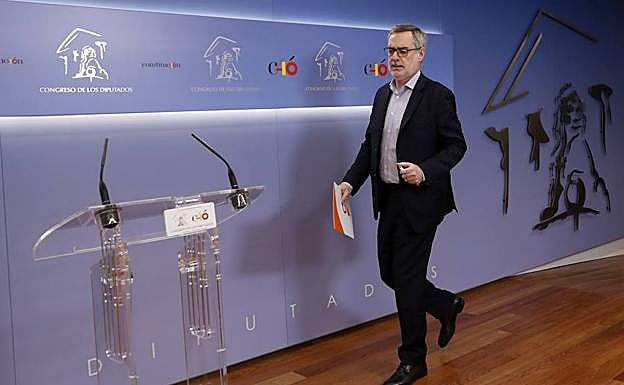 El secretario general de Cs, José Manuel Villegas, al inicio de la rueda de prensa que ha ofrecido este viernes en el Congreso de los Diputados.