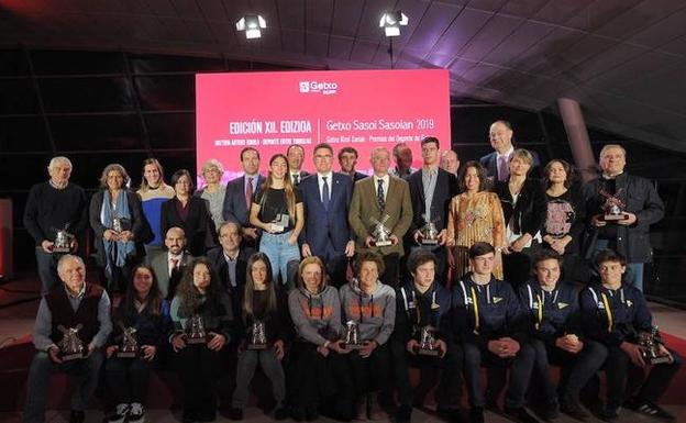 Foto de familia de los deportistas premiados en Getxo, con Garazi Sánchez en el centro. 