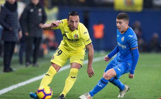 Cazorla controla ante Portillo. 