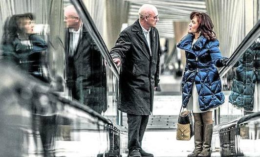 Roberto Ercilla y Elisa Rueda suben por las escaleras mecánicas que codiseñó el arquitecto.