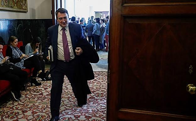 El portavoz del PNV, Aitor Esteban, antes de asistir a la reunión de la Junta de Portavoces en el Congreso. 
