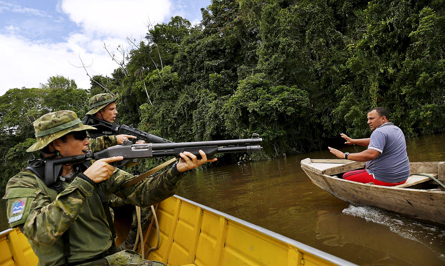 Los agentes medioambientales de Brasil llevan mucho tiempo realizando operaciones contra la minería ilegal de oro en el Amazonas. El objetivo de sus actuaciones no es detener a los trabajadores embarrados y descalzos que viven en condiciones de esclavitud para hombres fuertes desconocidos, sino destruir instalaciones y maquinaria, costosa y difícil de reemplazar. Brasil alberga 453 minas ilegales en esta amplísima zona y trata de llamar la atención sobre el problema, que contamina el agua de las comunidades locales y contribuye a la deforestación.