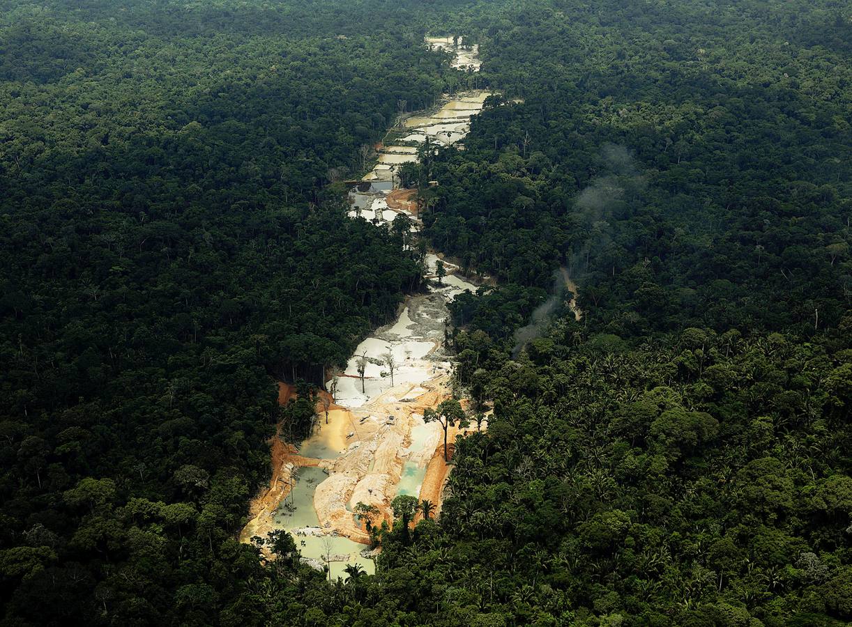 Los agentes medioambientales de Brasil llevan mucho tiempo realizando operaciones contra la minería ilegal de oro en el Amazonas. El objetivo de sus actuaciones no es detener a los trabajadores embarrados y descalzos que viven en condiciones de esclavitud para hombres fuertes desconocidos, sino destruir instalaciones y maquinaria, costosa y difícil de reemplazar. Brasil alberga 453 minas ilegales en esta amplísima zona y trata de llamar la atención sobre el problema, que contamina el agua de las comunidades locales y contribuye a la deforestación.