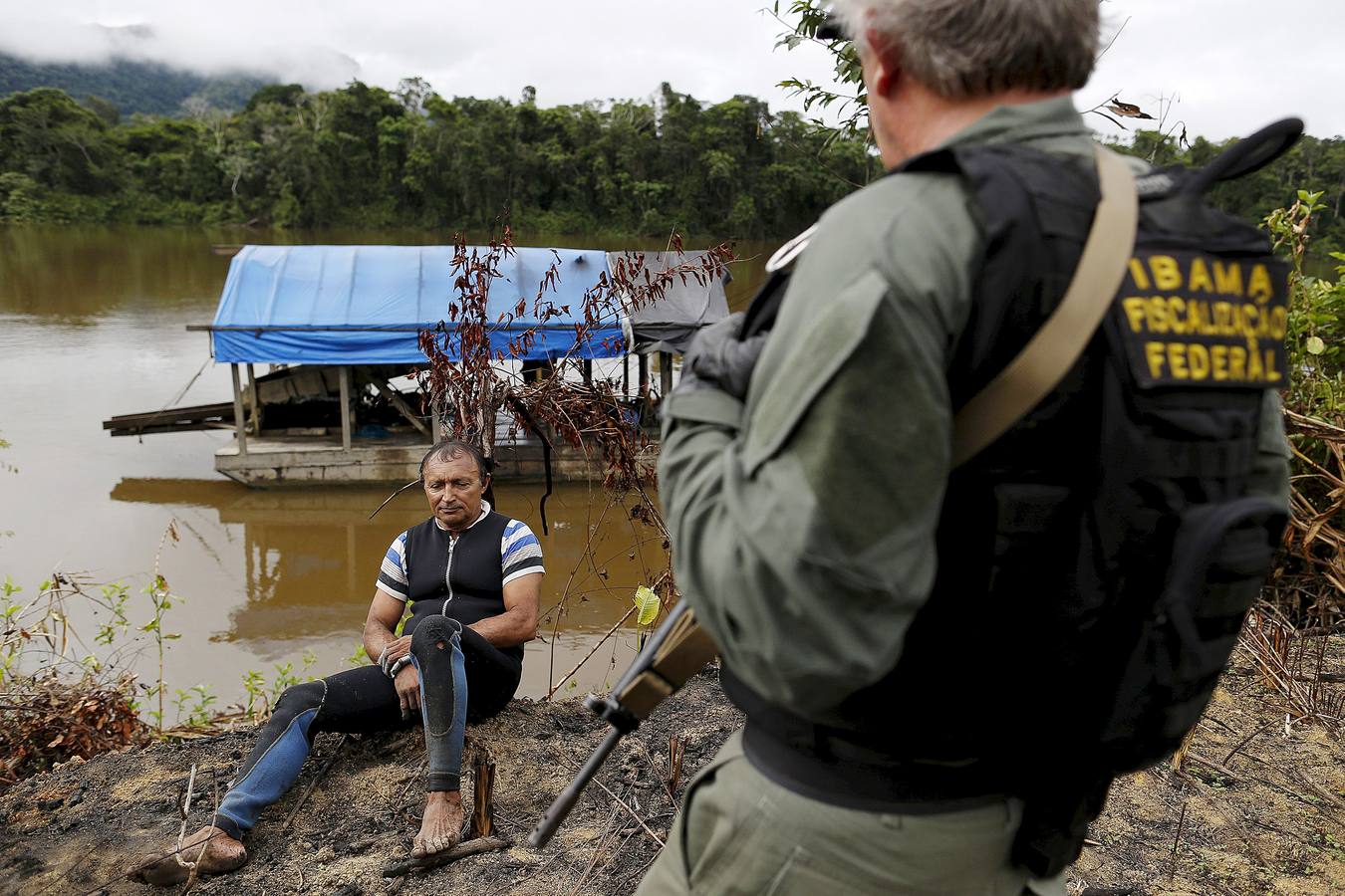 Los agentes medioambientales de Brasil llevan mucho tiempo realizando operaciones contra la minería ilegal de oro en el Amazonas. El objetivo de sus actuaciones no es detener a los trabajadores embarrados y descalzos que viven en condiciones de esclavitud para hombres fuertes desconocidos, sino destruir instalaciones y maquinaria, costosa y difícil de reemplazar. Brasil alberga 453 minas ilegales en esta amplísima zona y trata de llamar la atención sobre el problema, que contamina el agua de las comunidades locales y contribuye a la deforestación.