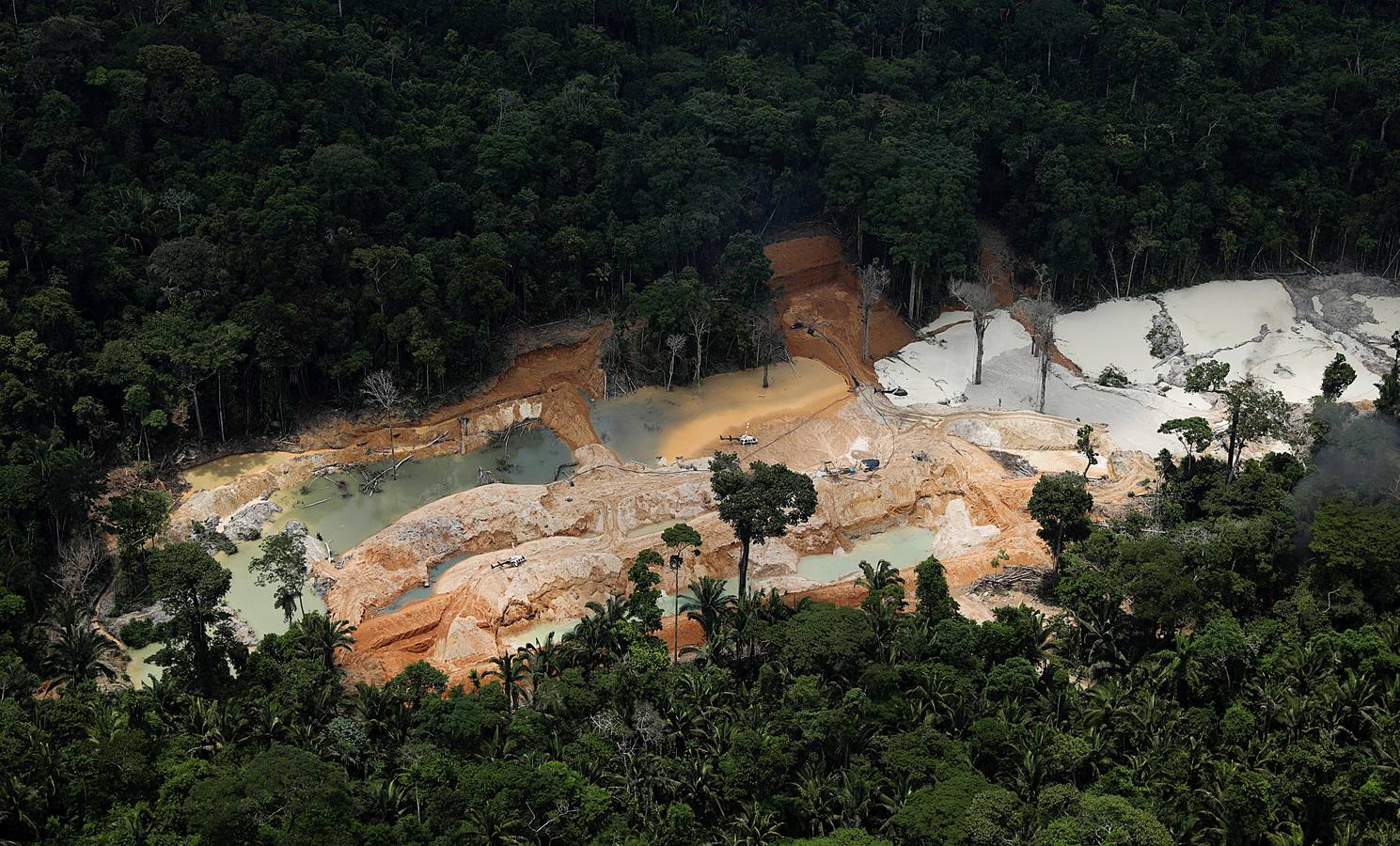 Los agentes medioambientales de Brasil llevan mucho tiempo realizando operaciones contra la minería ilegal de oro en el Amazonas. El objetivo de sus actuaciones no es detener a los trabajadores embarrados y descalzos que viven en condiciones de esclavitud para hombres fuertes desconocidos, sino destruir instalaciones y maquinaria, costosa y difícil de reemplazar. Brasil alberga 453 minas ilegales en esta amplísima zona y trata de llamar la atención sobre el problema, que contamina el agua de las comunidades locales y contribuye a la deforestación.