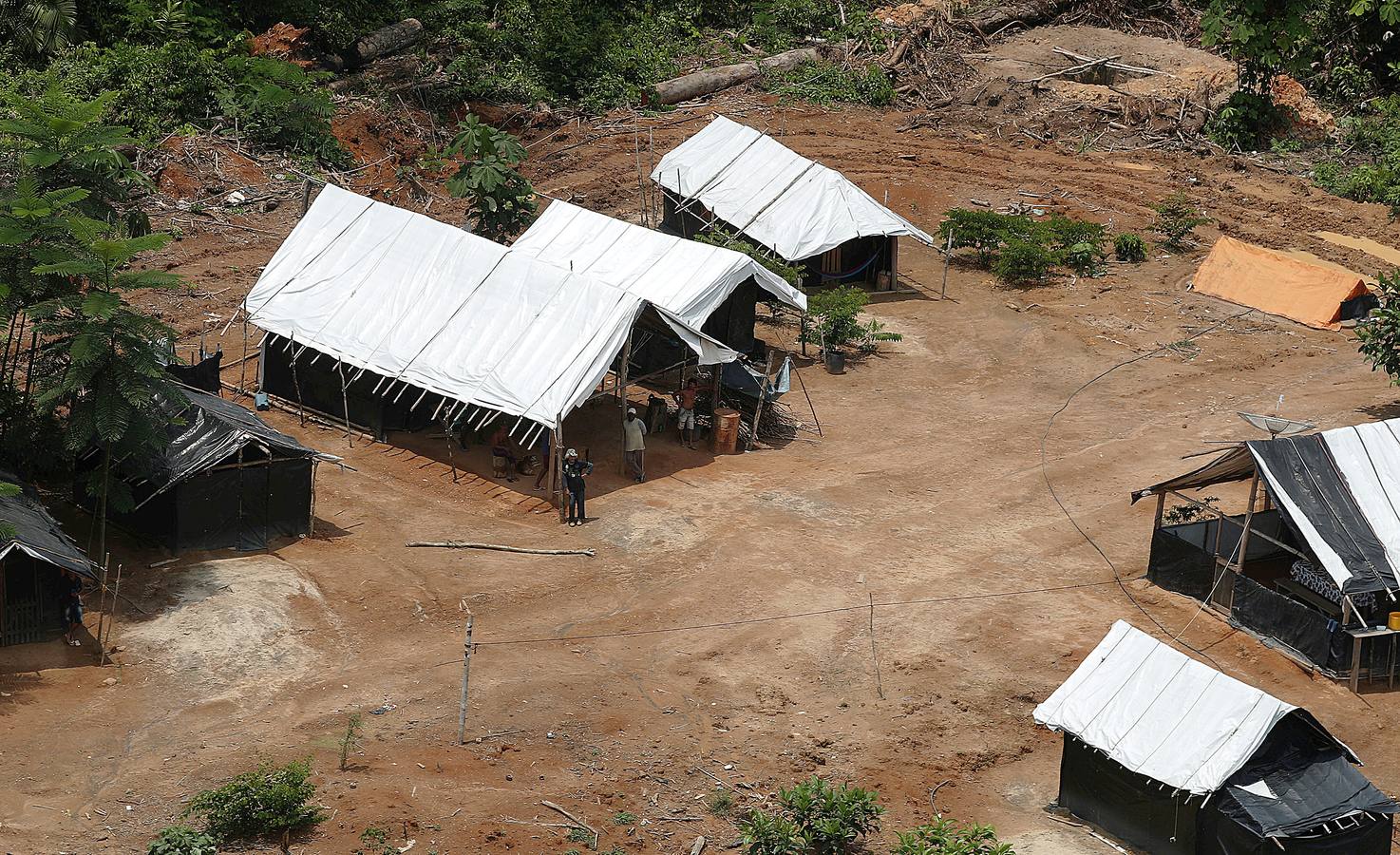 Los agentes medioambientales de Brasil llevan mucho tiempo realizando operaciones contra la minería ilegal de oro en el Amazonas. El objetivo de sus actuaciones no es detener a los trabajadores embarrados y descalzos que viven en condiciones de esclavitud para hombres fuertes desconocidos, sino destruir instalaciones y maquinaria, costosa y difícil de reemplazar. Brasil alberga 453 minas ilegales en esta amplísima zona y trata de llamar la atención sobre el problema, que contamina el agua de las comunidades locales y contribuye a la deforestación.
